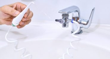 Bir muslukta oral bir irrigator nasıl kullanılır?